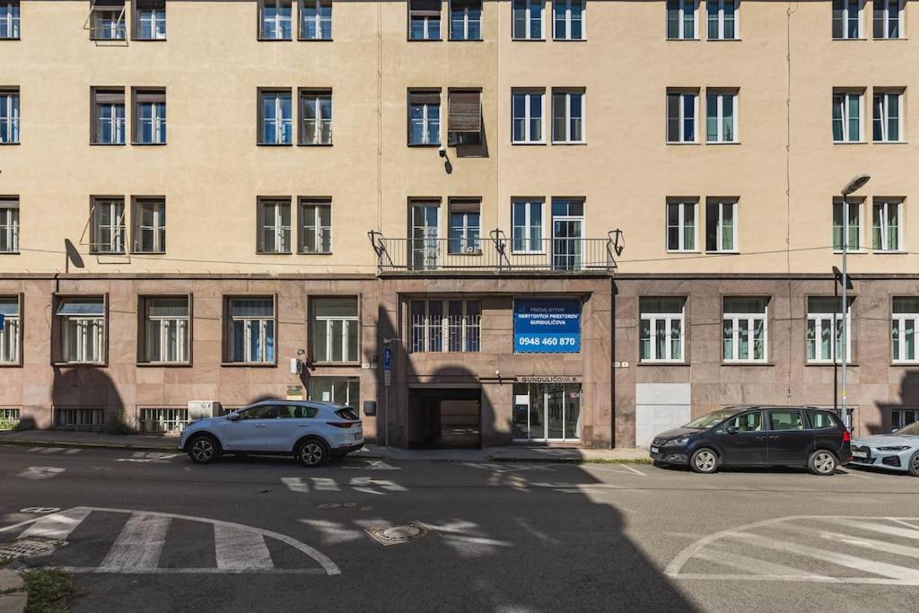 Stylish Next To President Palace Apartament